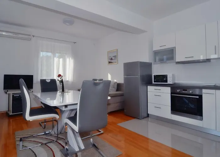 エディータ アパート *