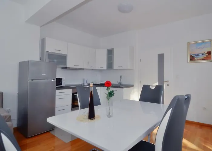 エディータ アパート *