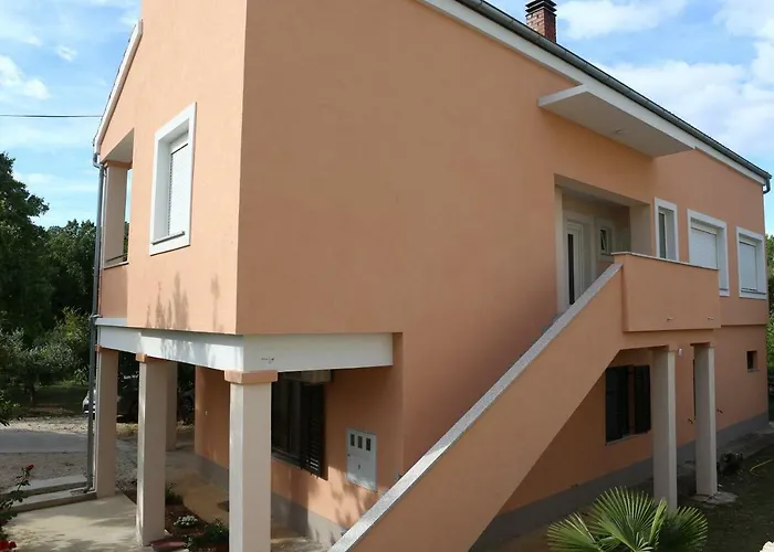 エディータ アパート ザダル