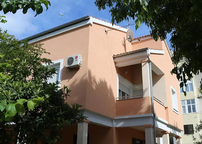 エディータ アパート *