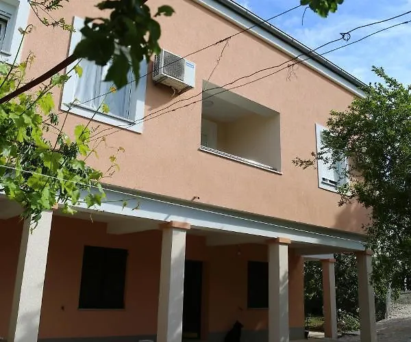 エディータ アパート ザダル